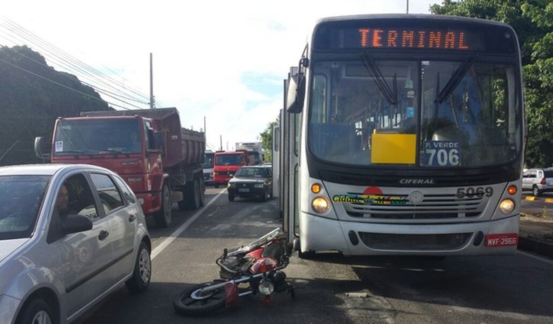 Acidente deixa duas pessoas feridas na BR-104, em Maceió