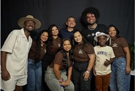 Antes de show no Verão Massayó 2026, João Gomes se emociona ao receber camisa que Kara Veia usou em gravação de DVD