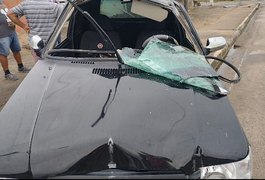 Com pai no carro, motorista embriagado dá cavalo de pau e bate veículo em Arapiraca