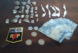 Polícia prende dois e apreende menor por tráfico de drogas no bairro Caititus, em Arapiraca
