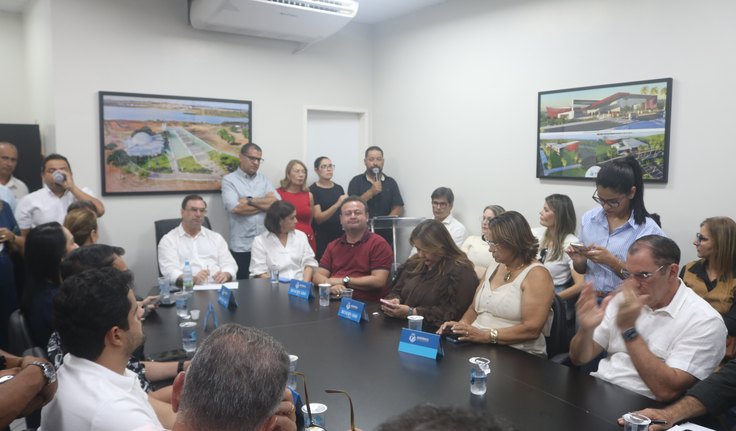 Prefeito Luciano Barbosa assina ordem de serviço do Teatro Municipal de Arapiraca e entrega novos ônibus escolares; assista