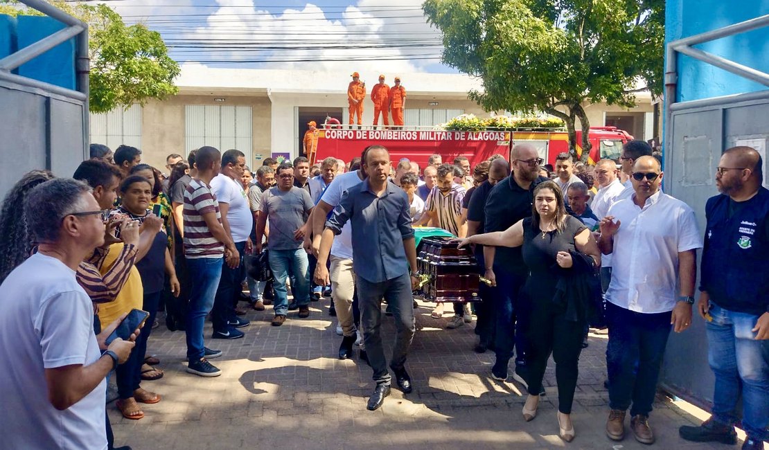 Vídeo. Velório e sepultamento de vereador Fábio Henrique é marcado por comoção e homenagens, em Arapiraca