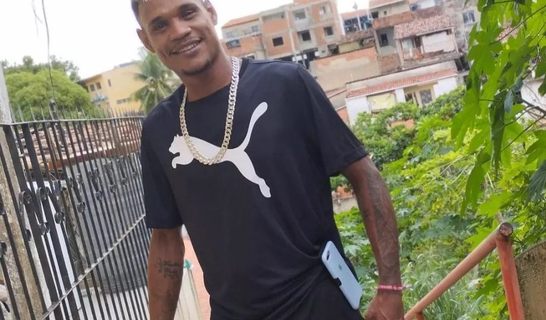 Jovem é executado a tiros por dupla criminosa em via pública em Maceió