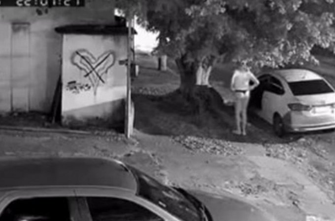 VÍDEO: Novo flagra mostra pastor usando calcinha preta e peruca loira
