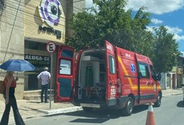 Homem desmaia após passar mal e é socorrido pelo Corpo de Bombeiros, em Arapiraca