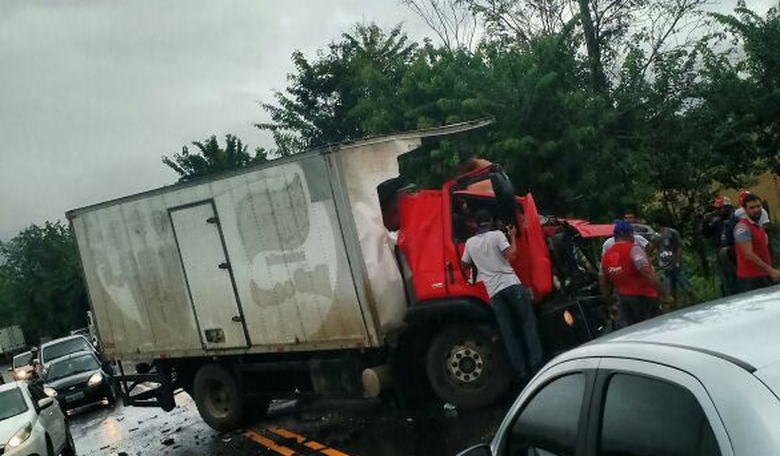 VÍDEO. Colisão entre caminhões deixa três feridos na BR 316, em Atalaia