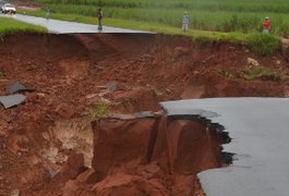 Cratera de 50 metros 'engole' veículos em estrada vicinal no interior de SP