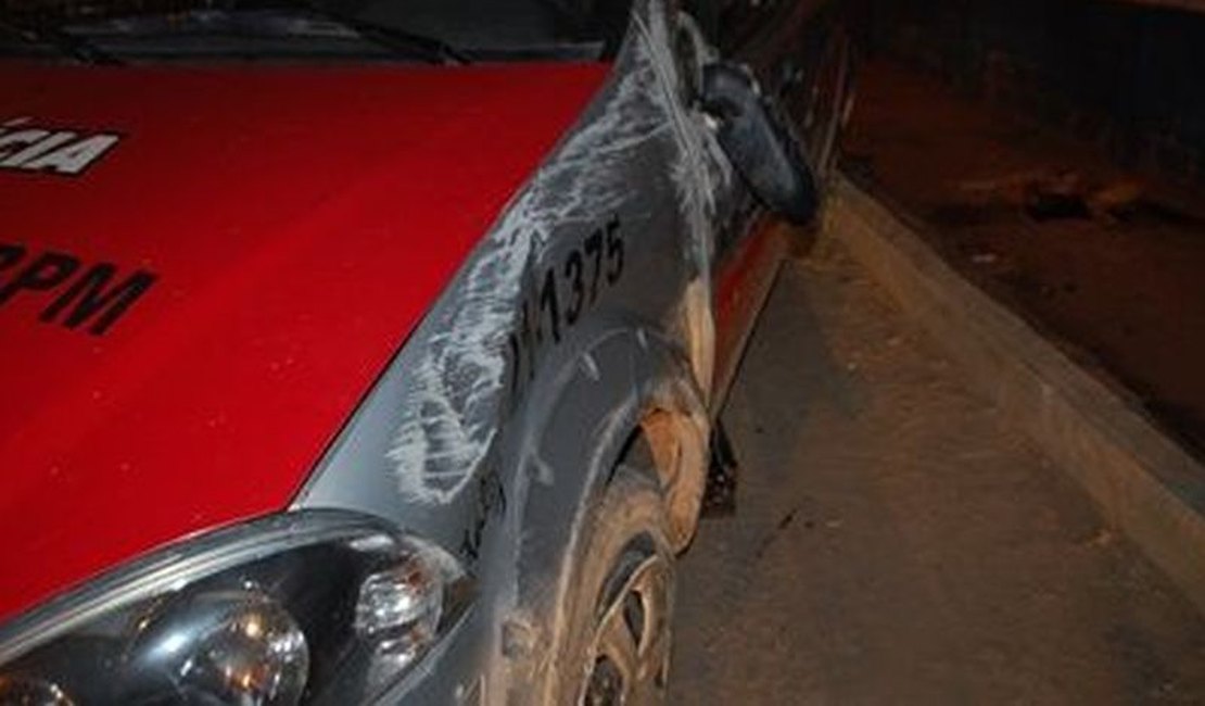 Policial fica ferido após viatura capotar durante perseguição em Maceió
