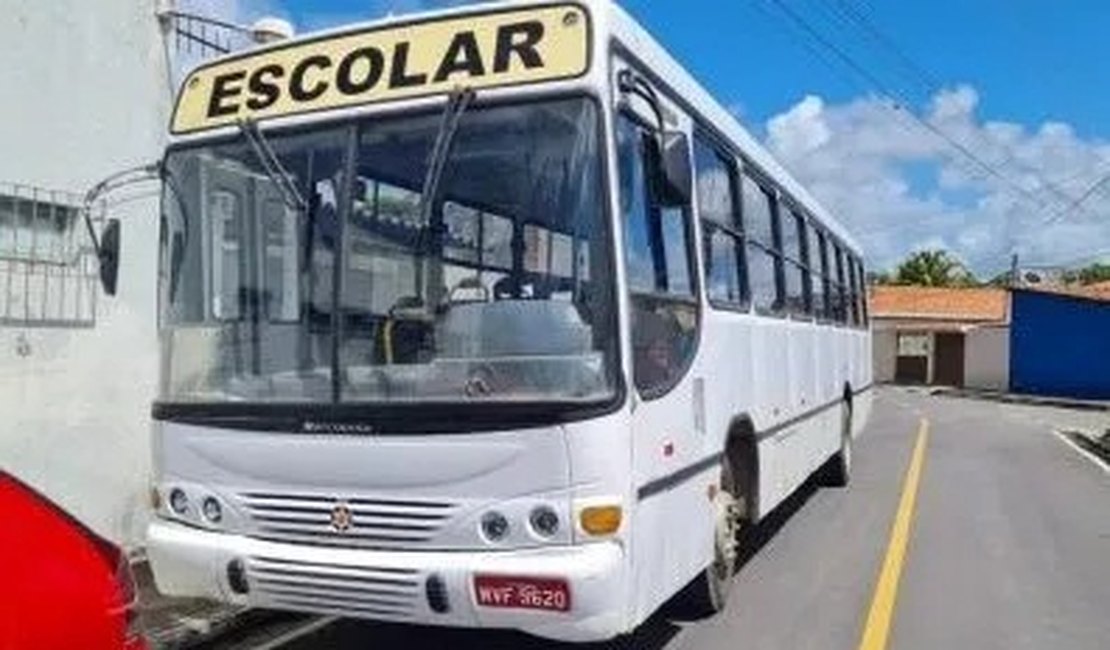Bandidos assaltam ônibus escolar com 30 crianças e ameaçam matar aluno, no Agreste