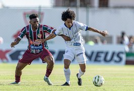 CSA vence o CSE com pênalti polêmico e segue vivo na briga pela liderança do Alagoano