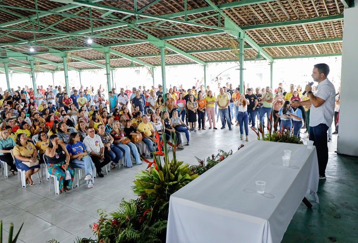 Paulo comemora ampliação na geração de empregos em Alagoas