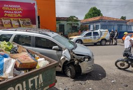VÍDEO: Motorista com sintomas de embriaguez atinge motos e container cheio de lixo em Arapiraca