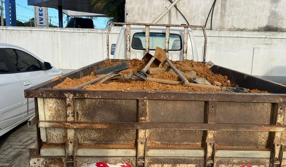13° Batalhão da PM prende homens por descarte irregular em terreno no Barro Duro, em Maceió