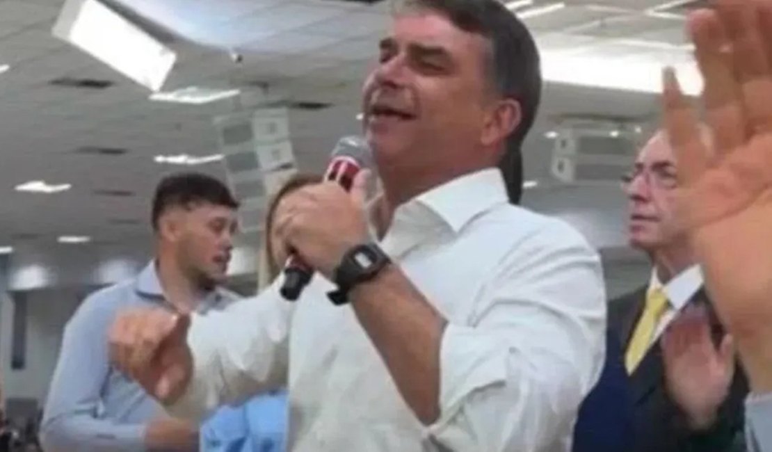 Flávio Bolsonaro participa de culto de Dia dos Pais ao lado de Eduardo Cunha