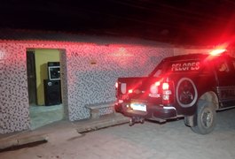 Homem é morto na frente das filhas após buscar copo d'água para assassino em Arapiraca