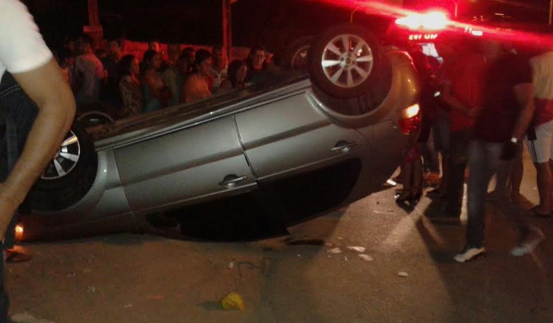 Em alta velocidade, veículo capota na AL-220 em Arapiraca