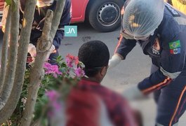 Homem é vítima de atentado à bala na frente de residência, em Arapiraca