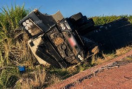 Motorista fica ferido após carreta com vasilhames vazios tombar em São Miguel dos Campos