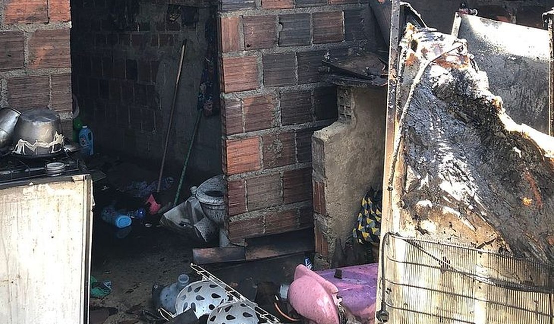 'Perdi tudo', diz moradora de casa destruída por incêndio em Maceió