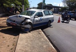 Carro de funerária se envolve em acidente e homem fica preso às ferragens