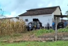 VÍDEO. Condutor perde controle da direção em curva e invade propriedade na cidade de Campo Grande, AL