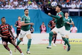 Flamengo vence Palmeiras e encosta na liderança do Brasileirão