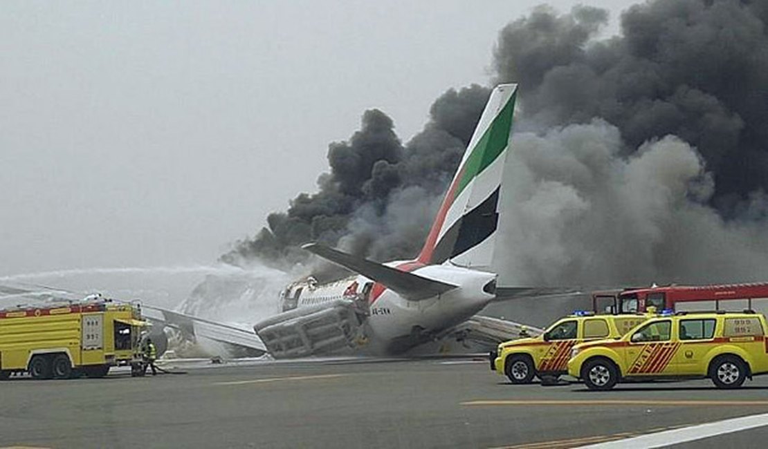 Avião com 300 pessoas pega fogo após pouso em Dubai