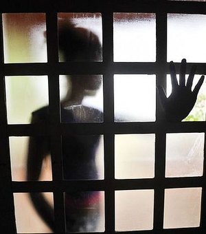 Garota de 13 anos faz o próprio parto sozinha após ser estuprada