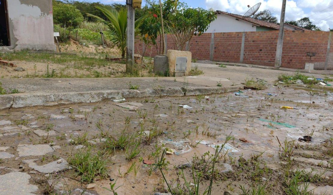 Vídeo. Vazamento gera desperdício e falta de água no Nossa Senhora Aparecida, em Arapiraca