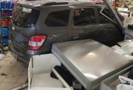 Vídeo: Mulher perde controle da direção e invade supermercado em Maceió