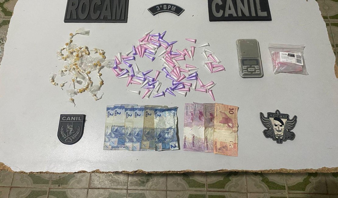 Ação policial apreende 104 pinos de cocaína e 75 pedras de crack no Manoel Teles