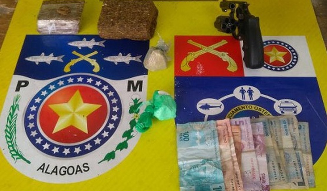 Militares da 1ª Cia prendem homem com arma e drogas dentro de ônibus