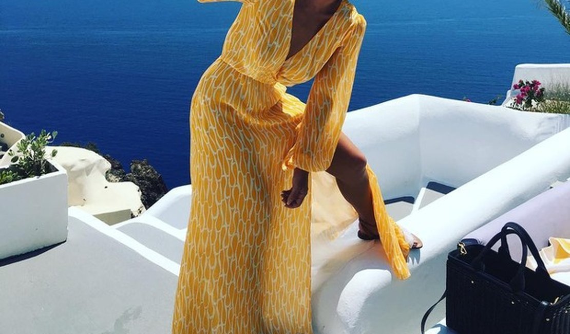 Juliana Paes tira onda e posta foto bebendo champanhe na Grécia