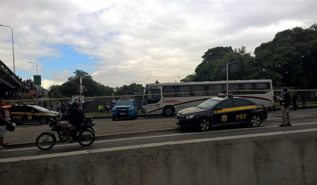 Criminoso se entrega à polícia em assalto a ônibus, no RJ