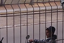 Homem é flagrado furtando moto nas proximidades do Shopping, em Arapiraca