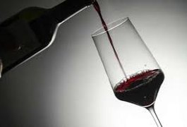 Homem usa escada para invadir casa e furta garrafa de vinho no valor de R$ 400 em Arapiraca