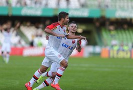 Flamengo vence o Coritiba e sai da zona da degola no brasileirão