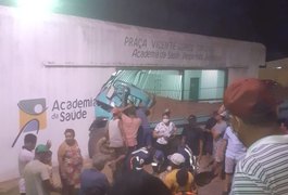 Motorista perde controle de veículo e caminhão invade academia de saúde