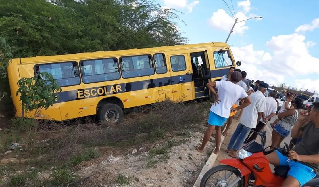 Motorista de ônibus escolar passa mal e veículo sai da pista na AL-125