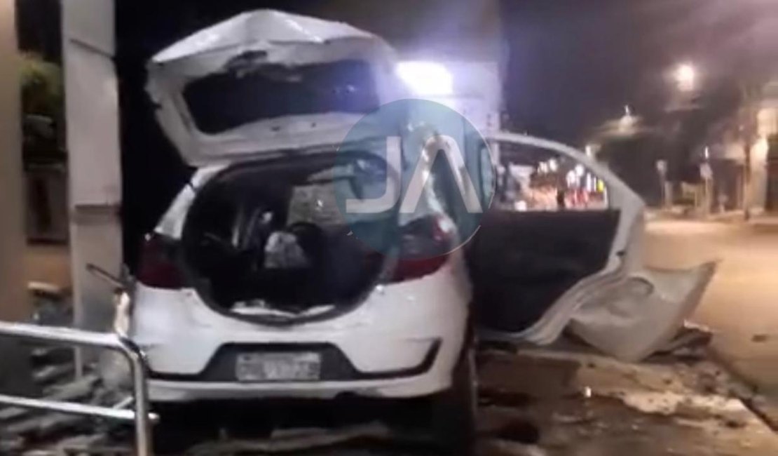 Acidente durante perseguição policial deixa motorista ferido e rastro de destruição, no bairro Eldorado