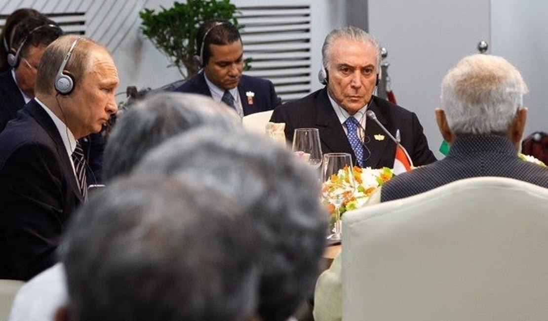 'Brasil começa a entrar nos trilhos', diz Temer em reunião de cúpula do Brics