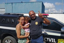 Bebê de 10 meses se engasga com tampa de garrafa e é salva por policial civil, no interior de Alagoas