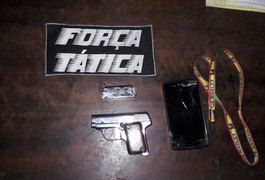 Força Tática prende dupla com arma de fogo e recupera moto roubada em Arapiraca