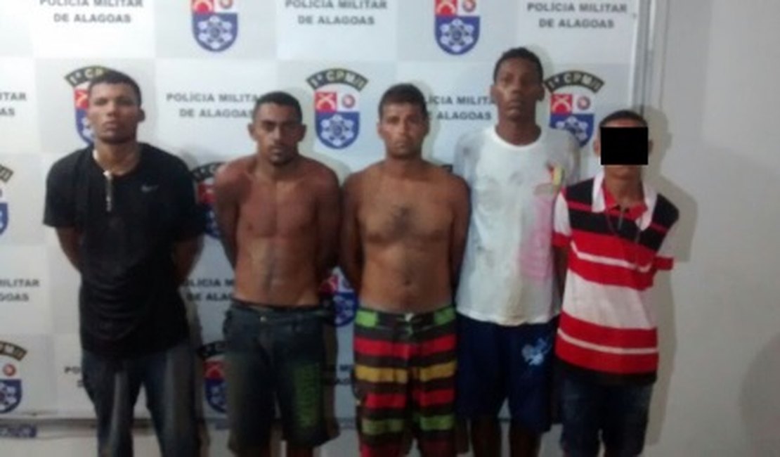 Cinco suspeitos são detidos com motocicleta roubada, arma e drogas