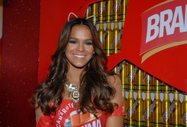 Bruna Marquezine usa calça justíssima no Carnaval