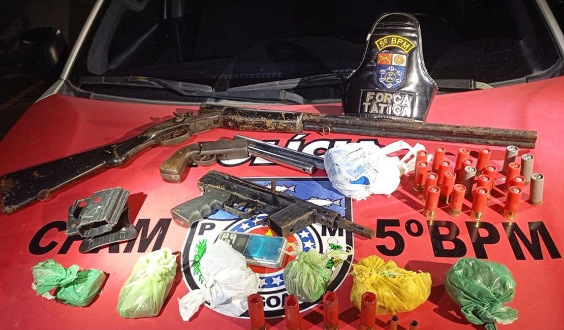 Operação termina com dois presos, morte de homem que trocou tiros com PMs e apreensão de armas e drogas, em Maceió