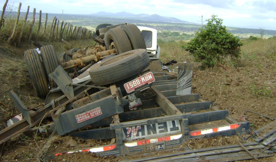 Caminhão perde o controle, sai da pista e capota na Serra das Pias