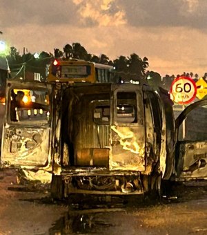Veículo de passeio fica completamente destruído após incêndio, em Marechal Deodoro