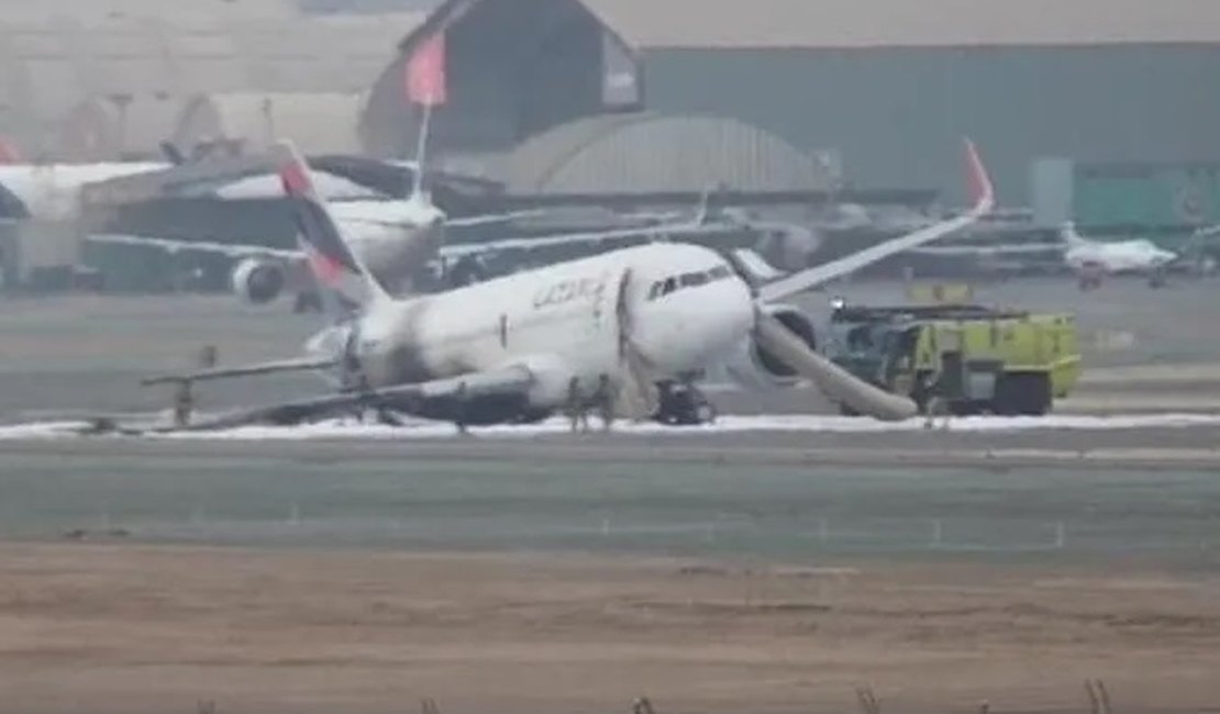 Avião prestes a decolar bate em caminhão e pega fogo em aeroporto no Peru