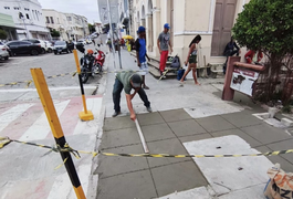 Calçadão ao lado do Theatro Sete de Setembro, em Penedo, recebe melhorias na rede de esgoto